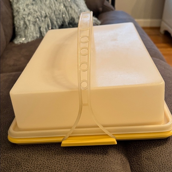 VINTAGE TUPPERWARE RECTANGLE CAKE TAKER CARRIER WITH HANDLE - Picture 2 of 5